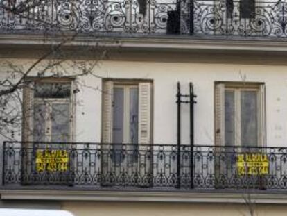 Carteles de alquiler en un edificio de viviendas en la conocida milla de oro de Madrid. EFE/Archivo