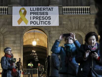 La pancarta retirada de l'Ajuntament.