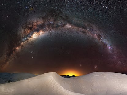 La Vía Láctea sobre el desierto del Parque Nacional Nambung en Australia.
