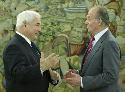 El presidente electo de Panamá, Ricardo Martinelli, y el Rey Juan Carlos, durante su encuentro en el Palacio de la Zarzuela.