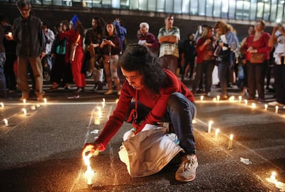 Na avenida Paulista, em São Paulo, manifestantes acendem velas em protesto contra o impeachment de Dilma.