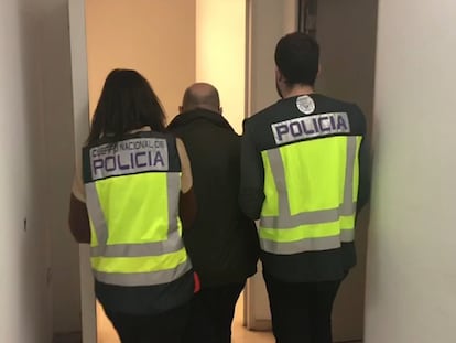 Dos agentes custodian al detenido en Albacete como presunto asesino de la mujer de Ciudad Lineal (Madrid).