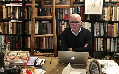 Michael Wolff em seu apartamento em Nova York.