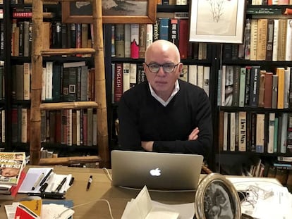 Michael Wolff em seu apartamento em Nova York.