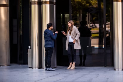 Gente fumando en la zona de oficinas de AZCA, en mayo en Madrid.