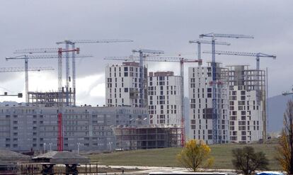 Varios edificios de viviendas en construcci&oacute;n.