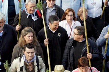 El ex ministro y ex presidente del Consell Eduardo Zaplana, en la romería de la Santa Faz, entre los populares José Antonio Rovira y Macarena Montesinos.