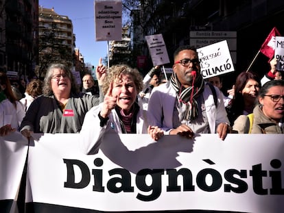 Protesta de profesionales sanitarios, este miércoles en Barcelona.