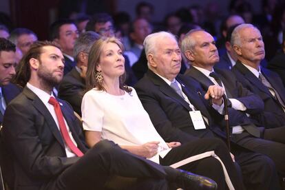 De izquierda a derecha: Martín Santos, director ejecutivo de la Fundación Buen Gobierno, Maria Clemencia de Santos, esposa del presidente Juan Manuel Santos; el expresidente colombiano Belisario Betancur; el director de EL PAÍS, Antonio Caño; y el ex presidente de Guatemala y alcalde de su capital, Álvaro Arzú.