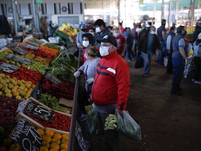 Personas con tapabocas hacen compras el miércoles 15 de abril en el Mercado Central de Frutas y Verduras del partido de La Matanza, en Buenos Aires.