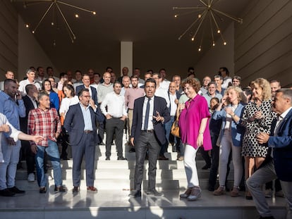 El presidente del PP valenciano, Carlos Mazón, junto alcaldes y cargos populares en la fiesta de aniversario de las elecciones.