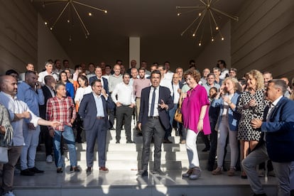 El presidente del PP valenciano, Carlos Mazón, junto alcaldes y cargos populares en la fiesta de aniversario de las elecciones.