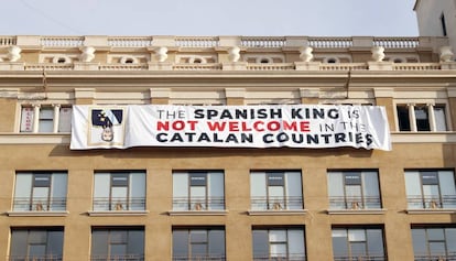 Pancarta contra la presencia de Felipe VI en homenaje por el 17-A.