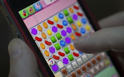 Un usuario juega en su m&oacute;vil con Candy Crush, de King Digital