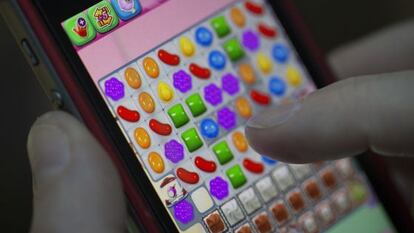 Un usuario juega en su m&oacute;vil con Candy Crush, de King Digital