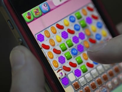 Un usuario juega en su m&oacute;vil con Candy Crush, de King Digital