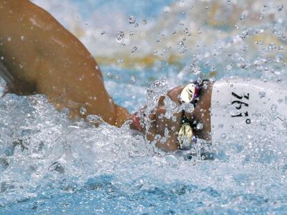 Ning Zetao nada la serie de los 100 metros libres masculinos.