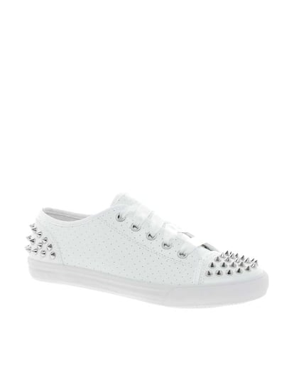 Zapatillas decoradas con tachuelas de KG by Kurt Geiger (89 euros).