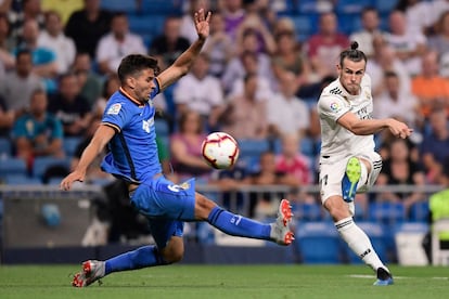 Gareth Bale chuta a puerta ante la oposición de Leandro Cabrera.