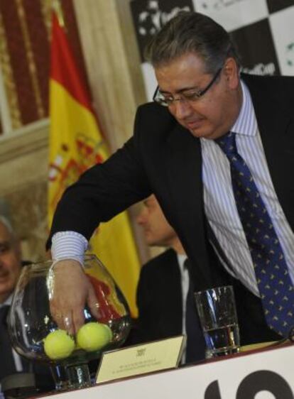 Zoido saca una bola en una clasificación de tenis.