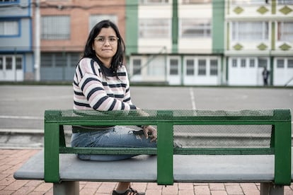 Lian De Gouveia, politóloga venezolana de 26 años, en un barrio de Bogotá, Colombia, el principal país de acogida del éxodo de la vecina Venezuela.