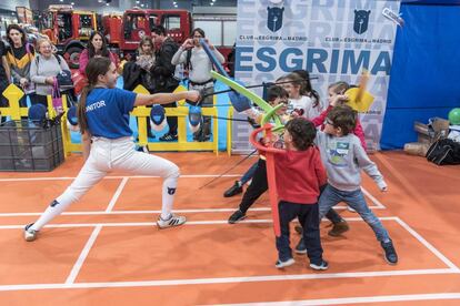 Un grupo de niños participa en una competición de esgrina en la pasada edición de Juvenalia.