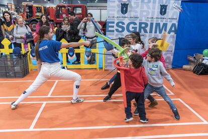 Un grupo de niños participa en una competición de esgrina en la pasada edición de Juvenalia. 