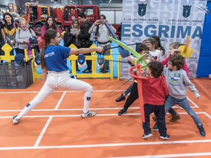 Un grupo de niños participa en una competición de esgrina en la pasada edición de Juvenalia. 