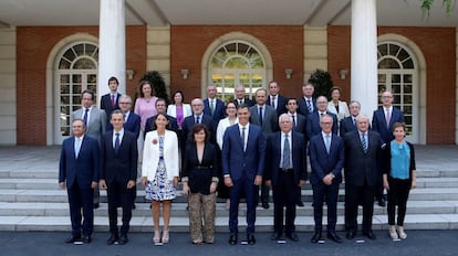 Foto de familia previa a la reunión del patronato de la Fundación Carolina con Pedro Sánchez y varios ministros.