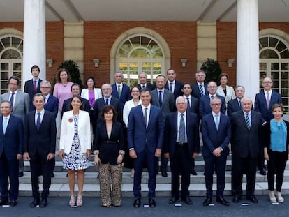 Foto de familia previa a la reunión del patronato de la Fundación Carolina con Pedro Sánchez y varios ministros.