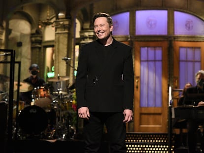 Elon Musk, durante un monólogo en el  programa nocturno de la televisión de EE UU Saturday Night Live, en 2021.