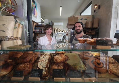Timi Argyelan y Joaquín Escrivá, obradores y propietarios del establecimiento Alma Nomad Bakery, especializado en pasteles y panes artesanos en el barrio de Chamberí.
