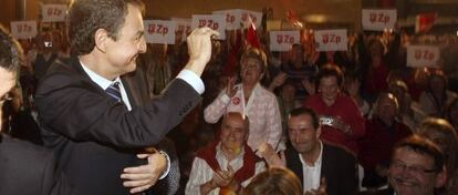 Zapatero saluda a los simpatizantes asistentes al mitin celebrado en Elche.