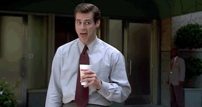 Jim Carrey, con su café con hielo, en 'Mentiroso compulsivo'.