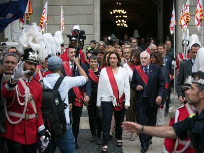 Colau i Maragall entre les protestes i estelades.