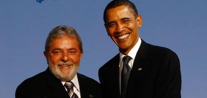 El presidente de Brasil, Luis Ignacio Lula da Silva, saluda a Barack Obama.