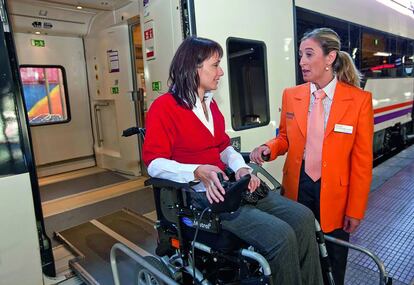 A los 350 profesionales especializados en atención a personas con discapacidad se les puede reconocer por su chaqueta naranja.