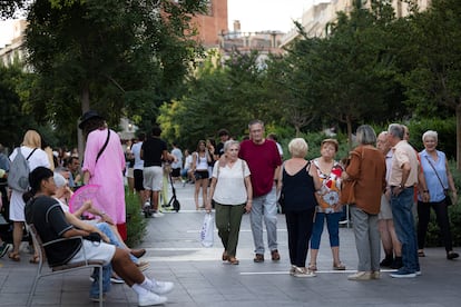 Varias personas en el paseo de la plaza Major de Sabadell.