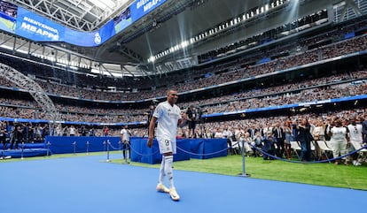 El delantero francés ha sido presentado en un estadio del Real Madrid totalmente lleno de socios y aficionados. 