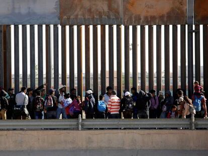 Cola de migrantes para pedir asilo en Estados Unidos en El Paso del Norte, Ciudad Juárez, el pasado 21 de abril.