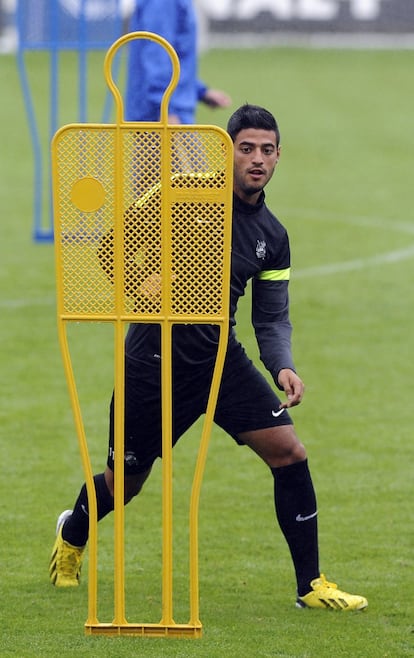 El jugador de la Real Sociedad Carlos Vela participa en un entrenamiento previo al encuentro de Champions contra el Shakhtar Donetsk ruso.