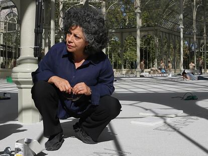 La artista Doris Salcedo, durante el montaje de la obra 'Palimpsesto',  en el Palacio de Cristal de Madrid, en septiembre de 2017.