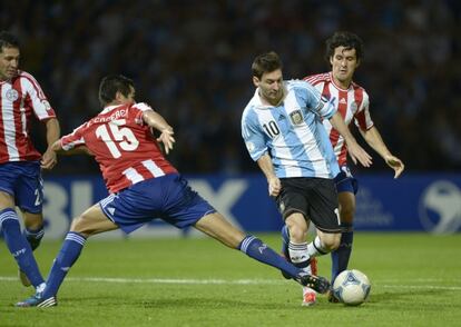 Messi se marcha del paraguayo Cáceres.
