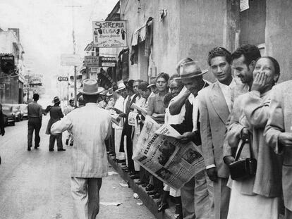 Habitantes de Caracas, en fila para votar por presidente en 1947.