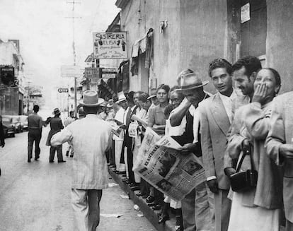 Habitantes de Caracas, en fila para votar por presidente en 1947