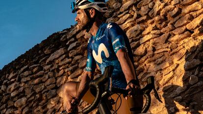 Alejandro Valverde en una imagen promocional del Movistar Team Gravel Squad.