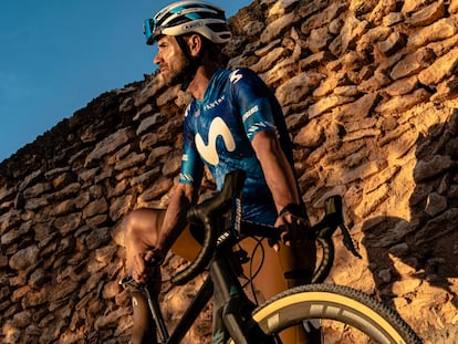 Alejandro Valverde en una imagen promocional del Movistar Team Gravel Squad.