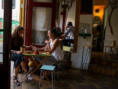 Parroquianas en el bar Tasca Barea, en Madrid