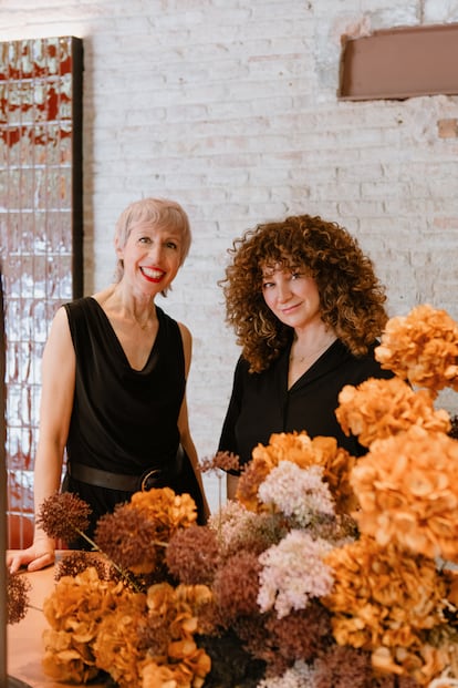 Sònia Blanch y Gloria Roura (a la derecha), las dos socias al frente de Curly Lab, en Barcelona.