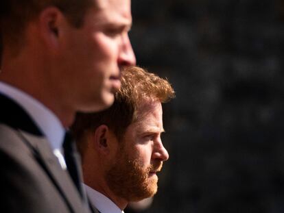 Los príncipes Guillermo y Enrique, en el funeral de su abuelo, Felipe de Edimburgo, en el castillo de Windsor el 17 de abril de 2021.